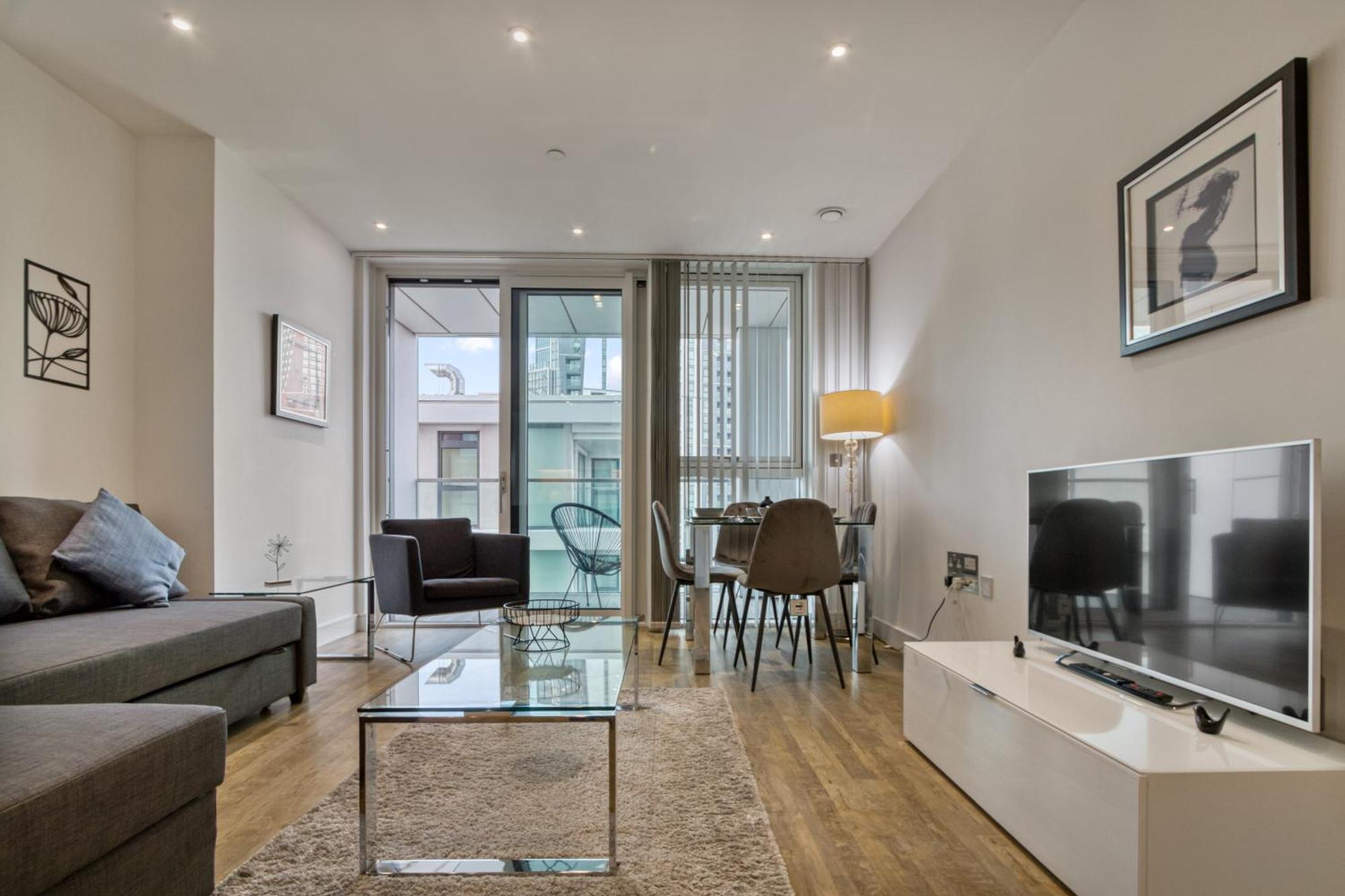 Stylish And Spacious- One Bed In Nine Elms * Londra