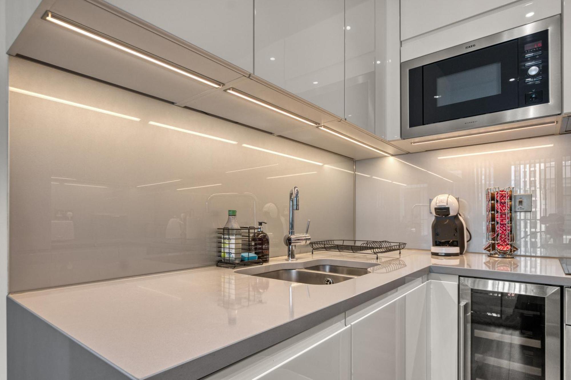 Stylish And Spacious- One Bed In Nine Elms Apartament Londra