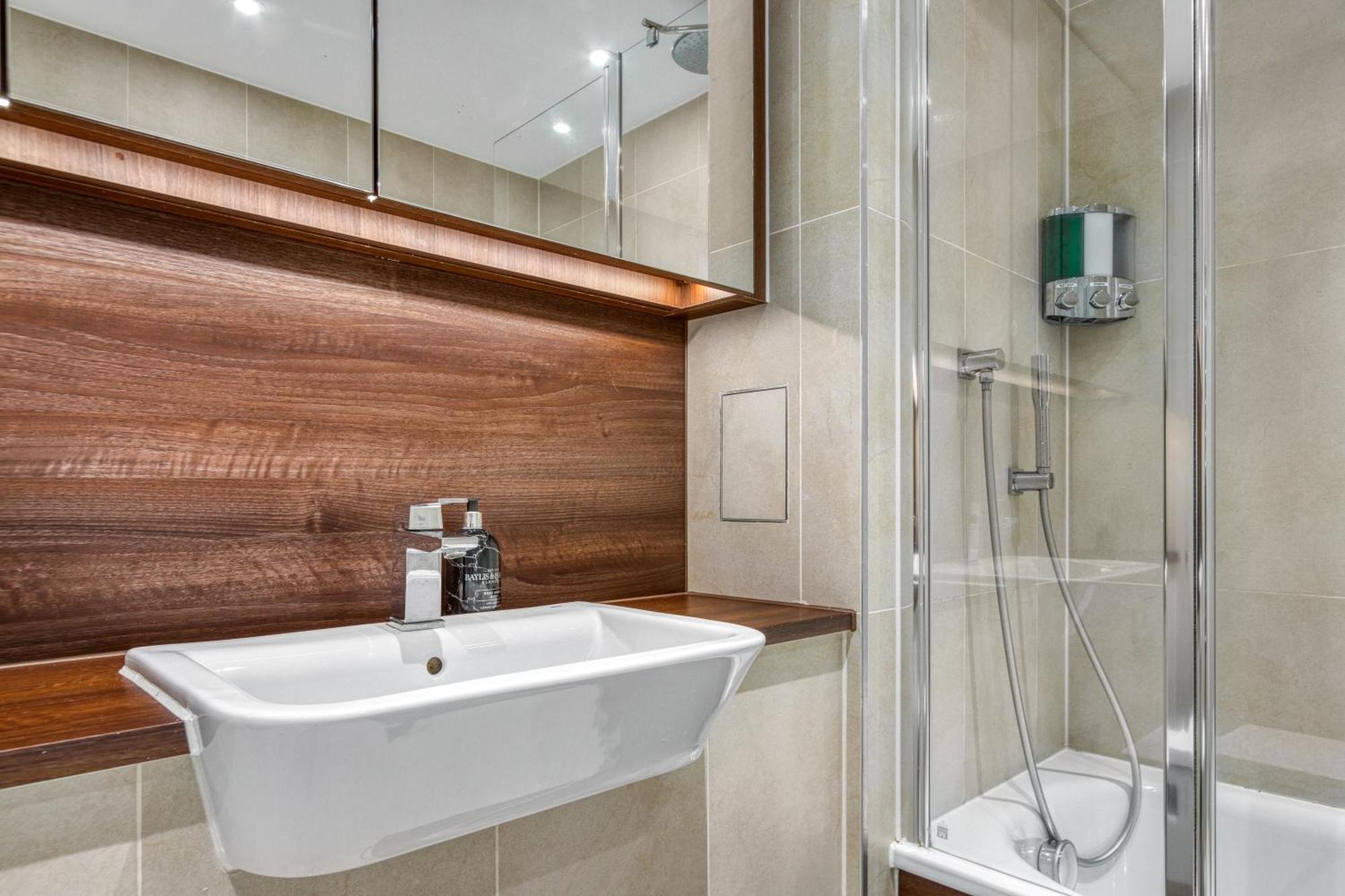 Apartament Stylish And Spacious- One Bed In Nine Elms Londra