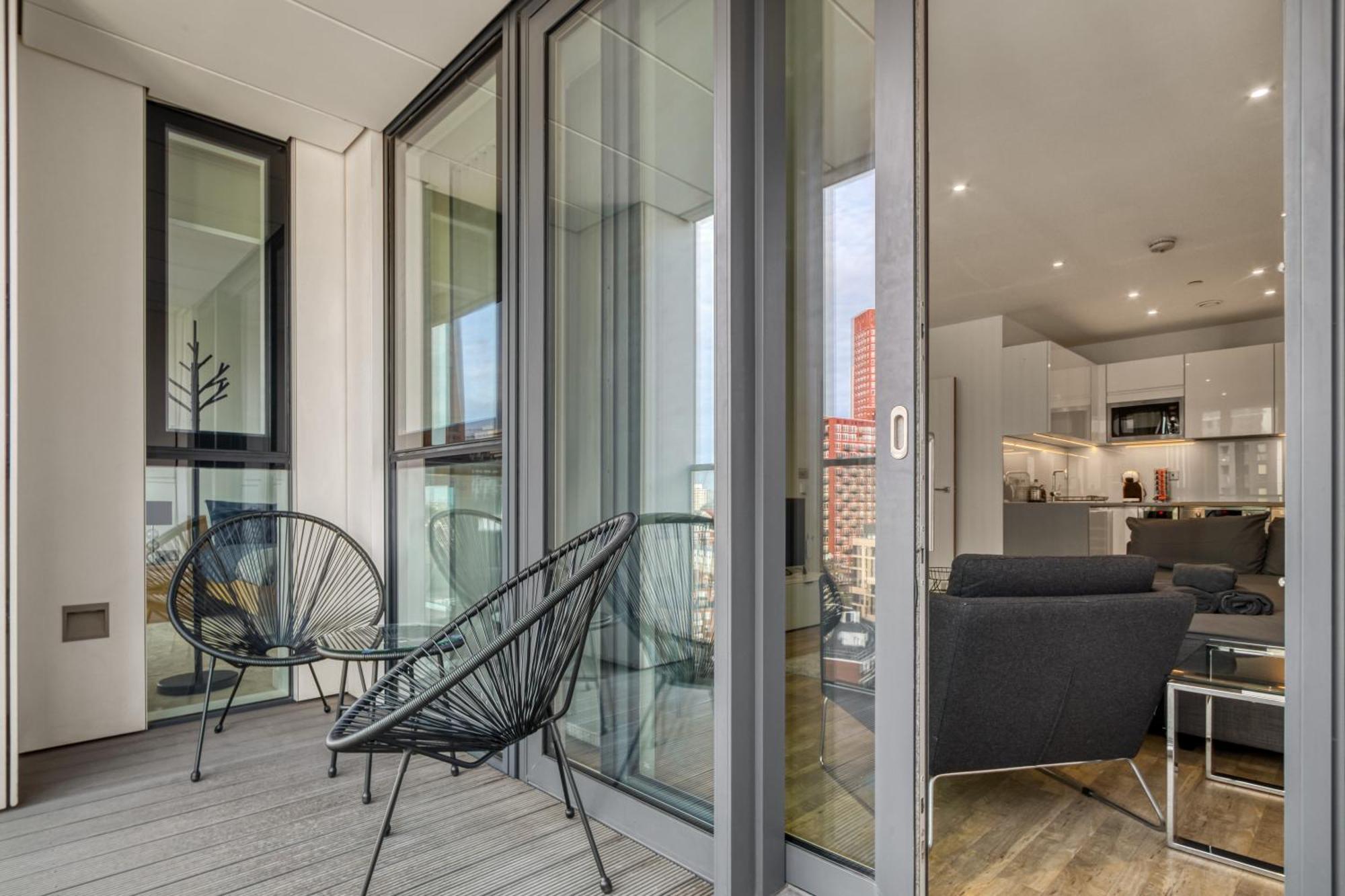 Stylish And Spacious- One Bed In Nine Elms * Londra