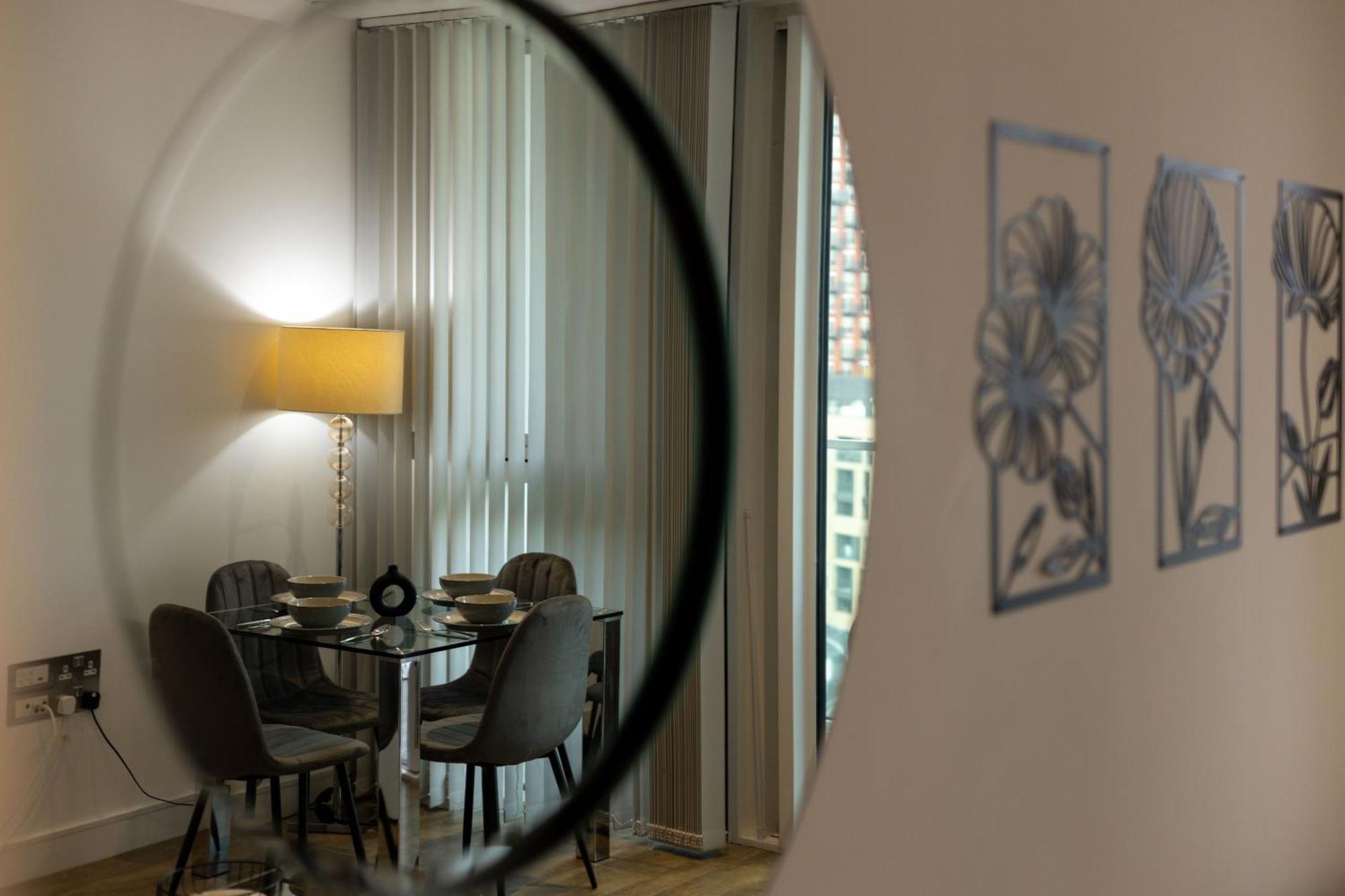 Stylish And Spacious- One Bed In Nine Elms * Londra