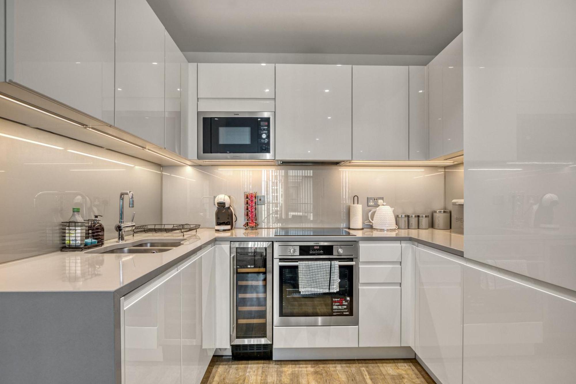 Stylish And Spacious- One Bed In Nine Elms * Londra