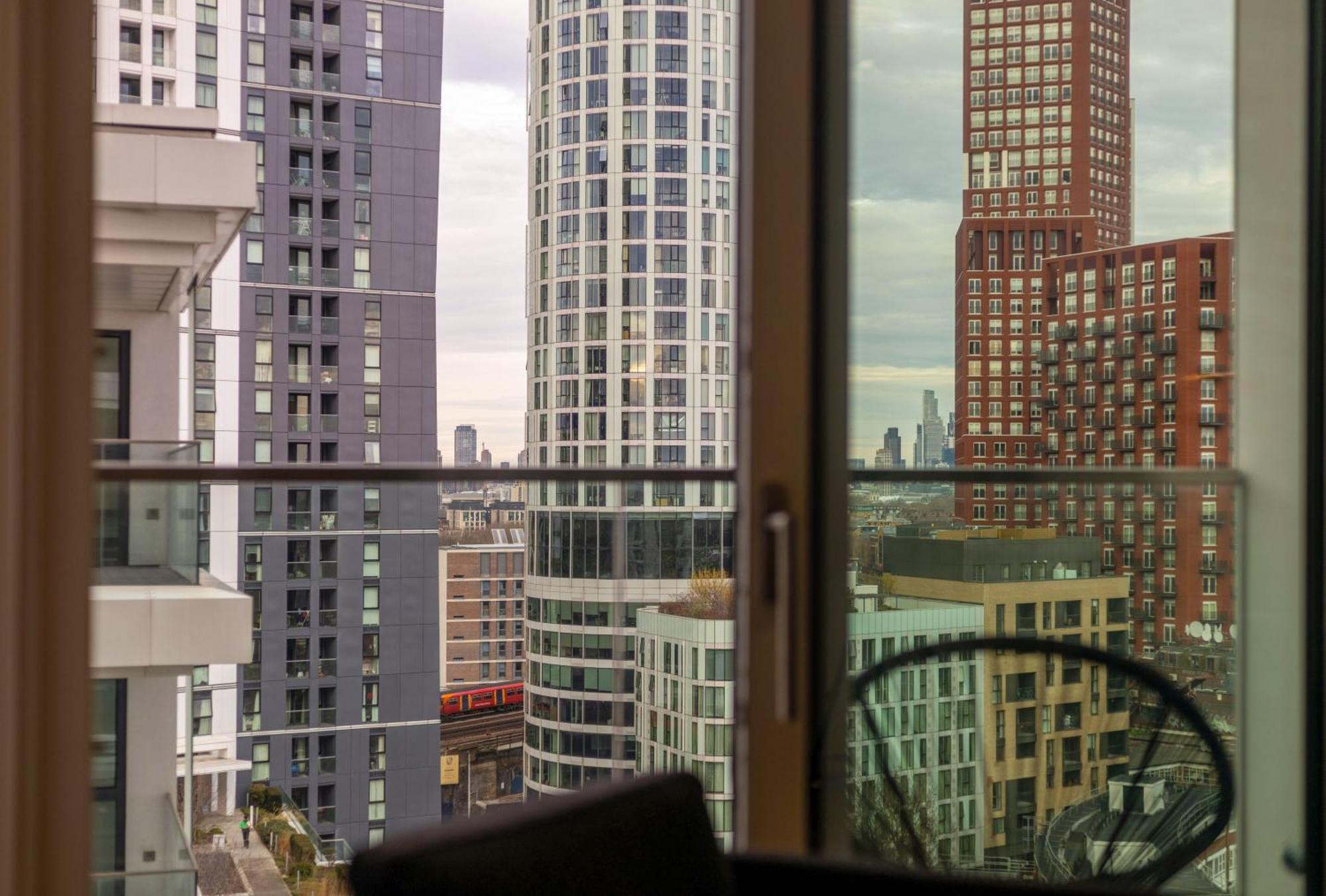 Stylish And Spacious- One Bed In Nine Elms Apartament Londra