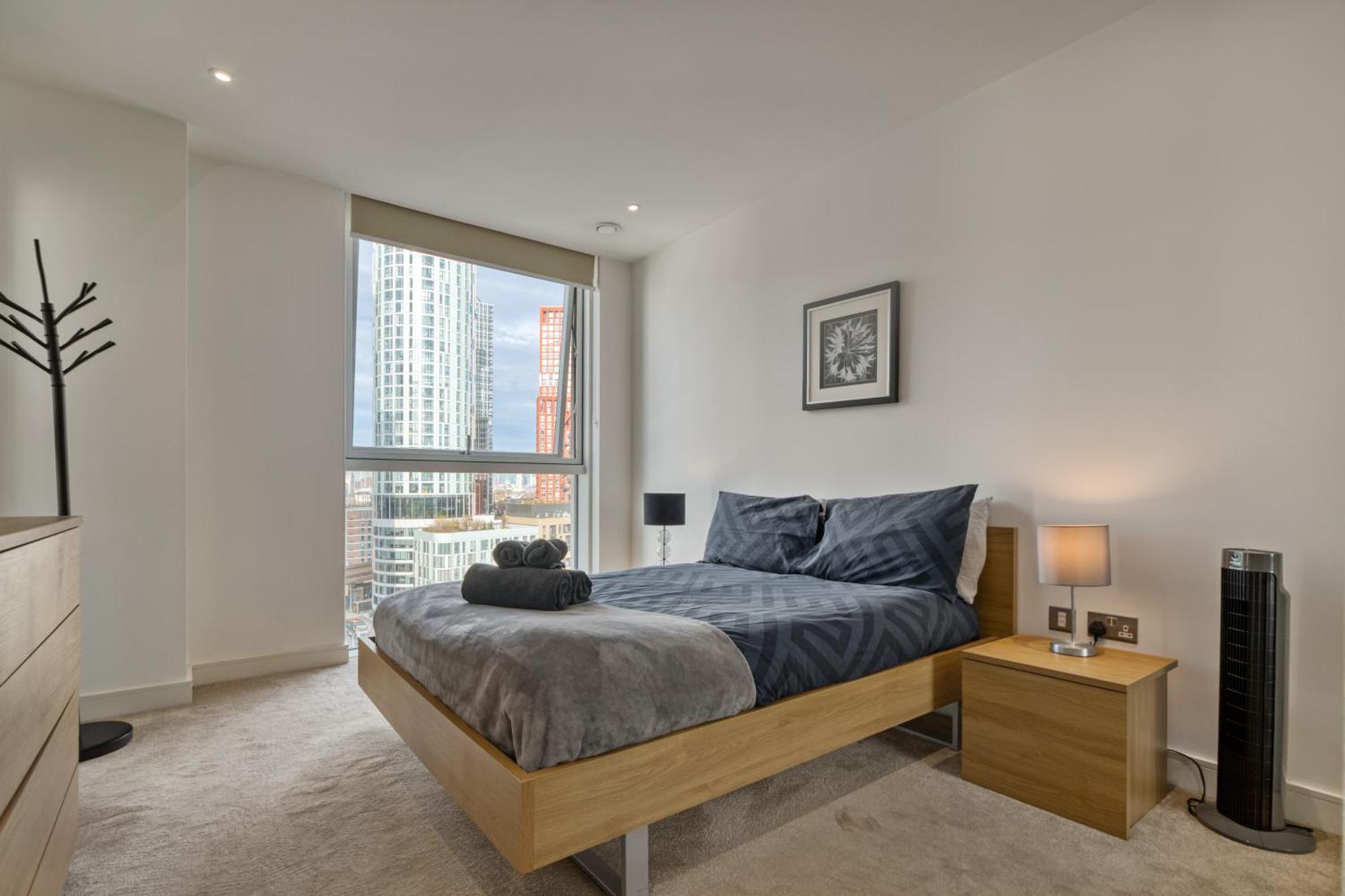 Stylish And Spacious- One Bed In Nine Elms * Londra